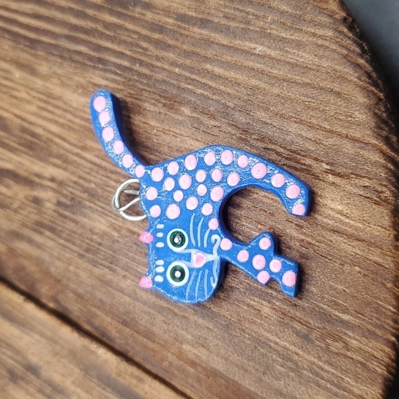 Folksy spackled spotted cat pendant - Picture 1 of 2